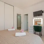 House With A Swimming Pool - 21991 *