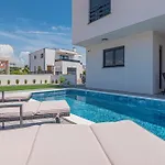 House With A Swimming Pool - 21991 펜션