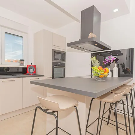 House With A Swimming Pool - 21991 *