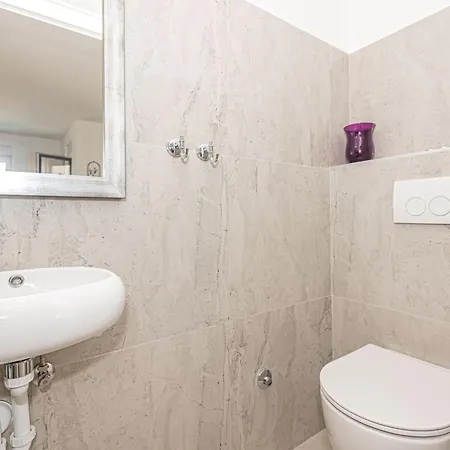 House With A Swimming Pool - 21991 *