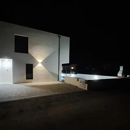 House With A Swimming Pool - 21991