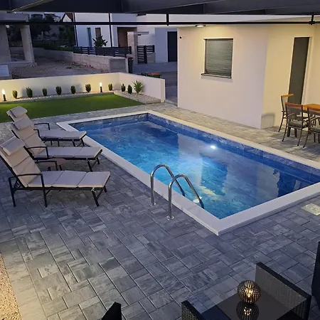 House With A Swimming Pool - 21991