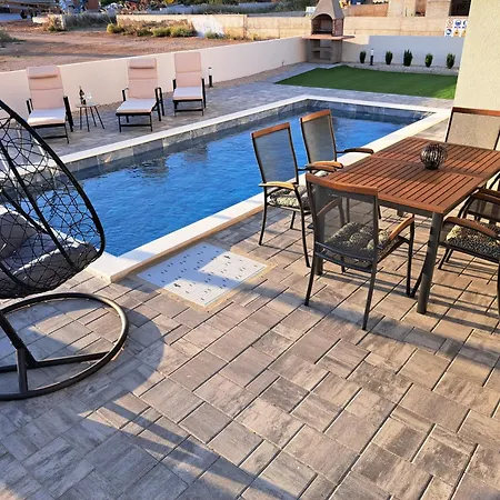 House With A Swimming Pool - 21991 別荘 *