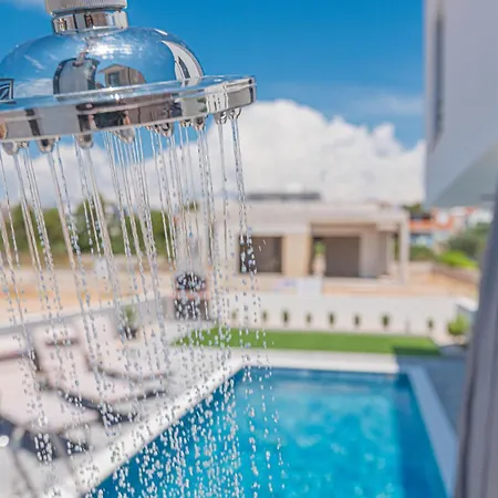 House With A Swimming Pool - 21991 *