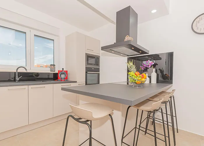 House With A Swimming Pool - 21991 *