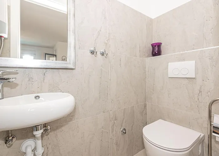 House With A Swimming Pool - 21991 *