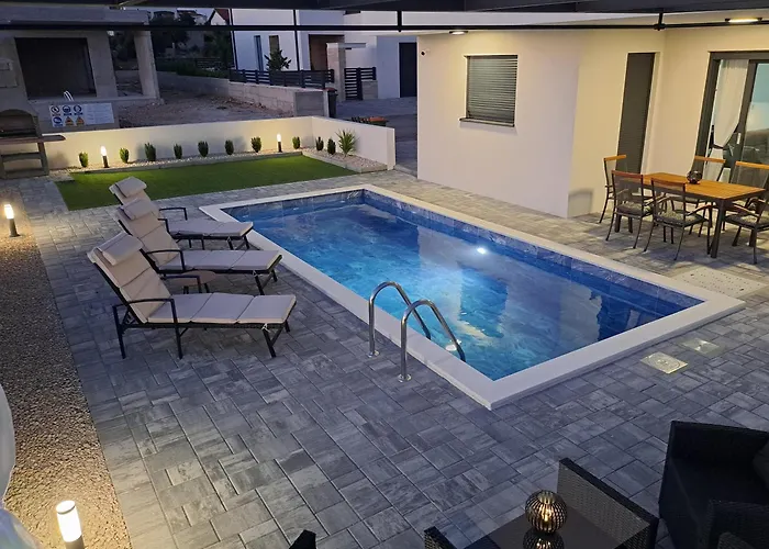 House With A Swimming Pool - 21991