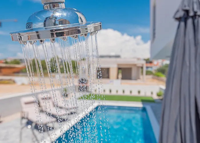 House With A Swimming Pool - 21991 *