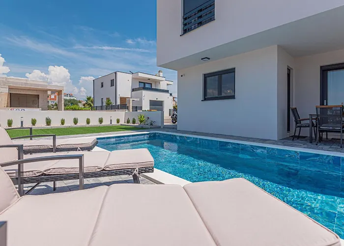 House With A Swimming Pool - 21991 別荘