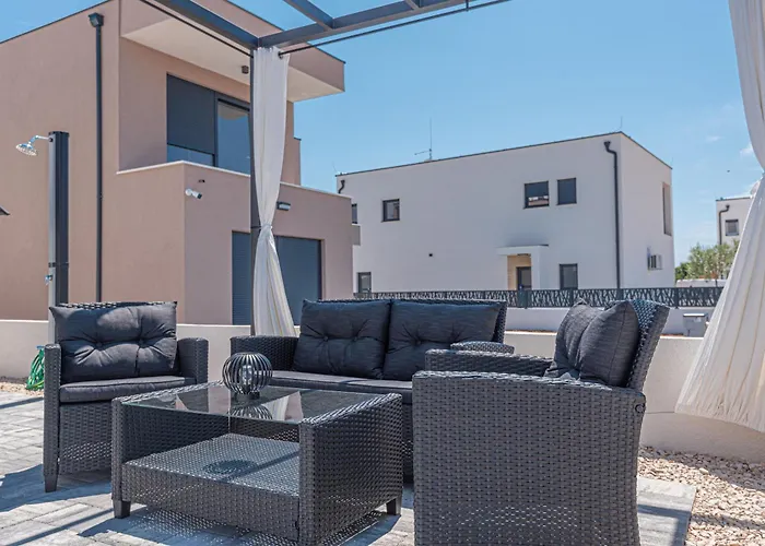 House With A Swimming Pool - 21991 * ヴォディツェ